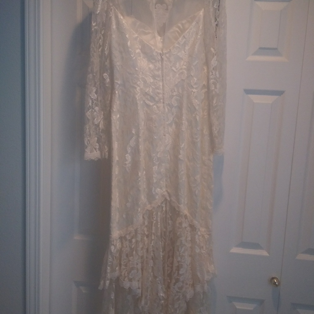 WEDDING DRESSES - Picture 2 of 8